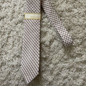 Michael Kors necktie. NWT great colors.